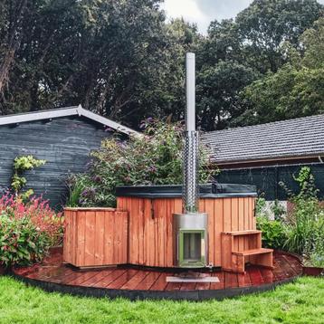 Een hottub met jets en bubbels | Houtgestookt, elektrisch beschikbaar voor biedingen