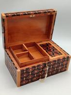 Trouwkist - Juwelenkistje met een thuya-loep, volledig