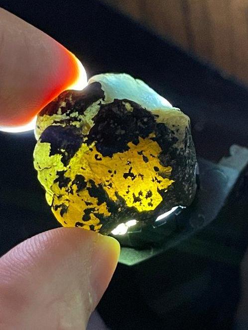 Saffier Ruw. Ongebruikelijke multi-kleur saffierkristal., Verzamelen, Mineralen en Fossielen