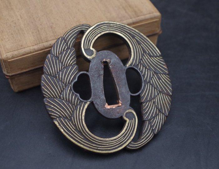 IJzeren basis zwaard tsuba met messing ingelegd gemberbloem, Antiek en Kunst, Antiek | Overige Antiek