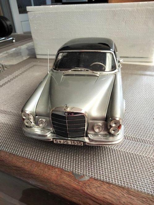 Bburago, Norev 1/18. 1/43 - Modelauto (2) - Mercedes 280 SE., Hobby en Vrije tijd, Modelauto's | 1:5 tot 1:12