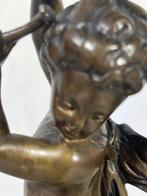 Daprès Clodion - sculptuur, Enfant musicien - 21.5 cm -