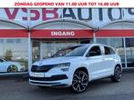 Škoda Karoq 1.5 TSI ACT. 150PK AUT. SPORTLINE NAVI PANO-DAK, Auto's, Wit, Nieuw, Lease, Benzine