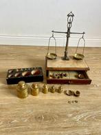Apothekersweegschaal (2) - Birch - Apotheek c/accessoires.