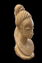 Votieve Afrikaanse kop in Mbigou-steen - Gabon (Zonder