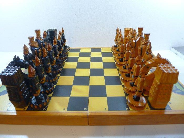 Geant jeu déchecs en bois avec echiquier decors peint a la, Antiek en Kunst, Curiosa en Brocante