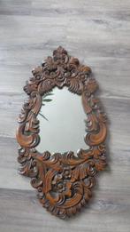 Spiegel- Oude elegante spiegel met figuren en versieringen -