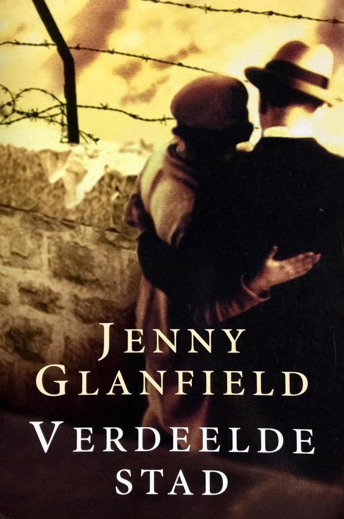 Verdeelde stad 9789056951436 J. Glanfield, Boeken, Romans, Zo goed als nieuw, Verzenden