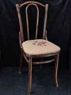 Thonet – Bugholzstuhl mit floraler Polsterung – Holz,