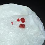 Fantastische edelsteen. SPINEL-kristallen in witte