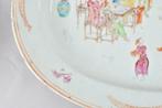 Schotel - A famille rose oblong dish decorated with, Antiek en Kunst