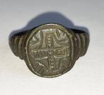 Middeleeuws Brons Middeleeuwse bronzen ring met een kruis.