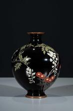 Vaas - Emaille, Een donkergrond cloisonné-vaas met witte