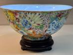 Mooie bol met duizend Chinese bloemen uit het late