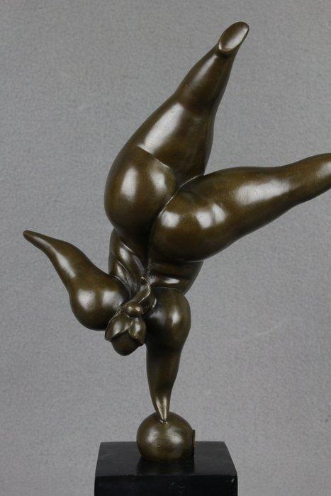 after Milo - sculptuur, Acrobat Lady - 34 cm - Gepatineerd, Antiek en Kunst, Curiosa en Brocante