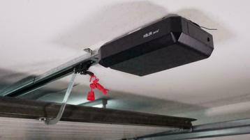Elektrische Garagedeuropener met 2 Handzenders beschikbaar voor biedingen