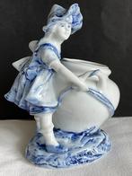 Miniatuur beeldje - Meisje met grote pot - Porselein
