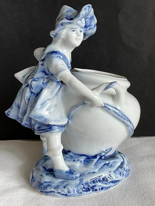 Miniatuur beeldje - Meisje met grote pot - Porselein, Antiek en Kunst, Kunst | Designobjecten