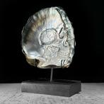 Snijwerk, NO RESERVE PRICE - Intricately Carved Mother of