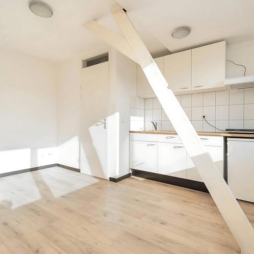 Gemeubileerde studio met balkon en inloopdouche in..., Huizen en Kamers, Kamers te huur, 20 tot 35 m², Leiden