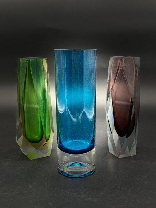 Vaas - Kleurrijke set van drie vintage-vaasjes - Elegante, Antiek en Kunst, Antiek | Meubels | Tafels