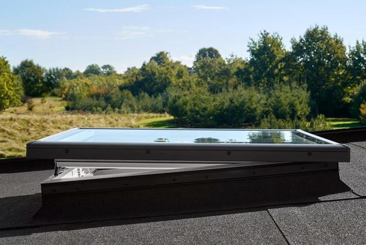 VELUX platdakraam solar ventilerend 150x120 cm, Doe-het-zelf en Verbouw, Glas en Ramen, Verzenden
