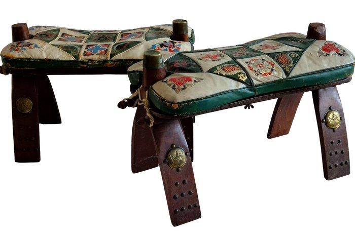 Orientalische Hocker – Holz und Kunstleder – reich verziert,, Antiek en Kunst, Curiosa en Brocante