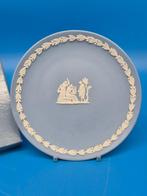 Wedgwood – Jasperware Teller in Hellblau – „A Living