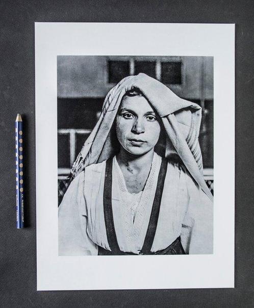 Lewis H.Hine (1874-1940) - An Albanian woman from Italy at, Antiek en Kunst, Kunst | Schilderijen | Modern