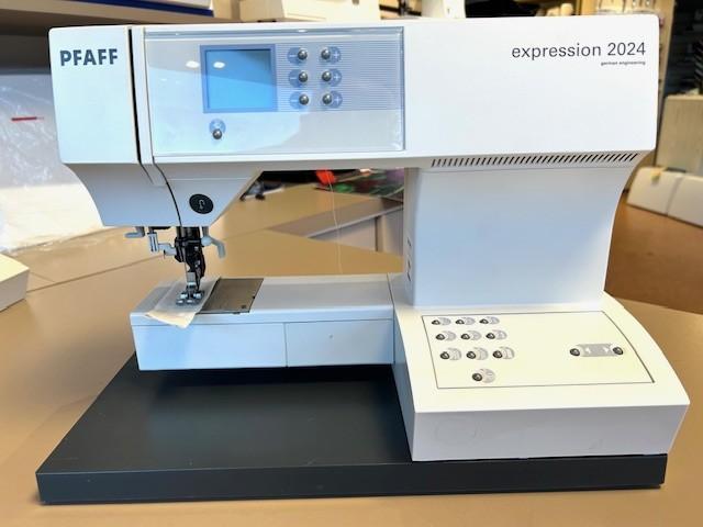 Pfaff expression 2024 bij de naaimachine speciaalzaak, Hobby en Vrije tijd, Naaimachines en Toebehoren, Naaimachine, Gebruikt