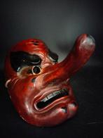 Antiek Tengu-masker in rode, zwarte en gouden droge lak –