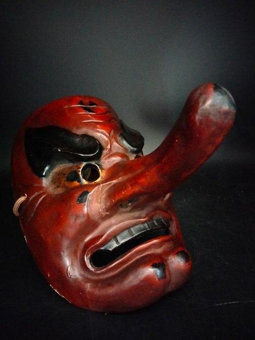 Antiek Tengu-masker in rode, zwarte en gouden droge lak –, Antiek en Kunst, Antiek | Overige Antiek