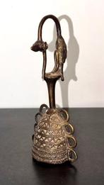 Beeldje - Clochette rituelle en bronze avec personnage