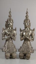 Paar Thaise Thepanom 33 cm in zilveren metalen afwerking -