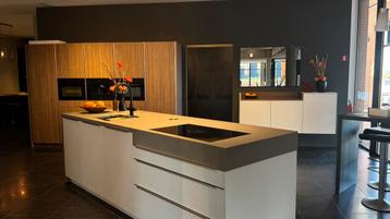 Hoogwaardige eilandkeuken met BORA en dressoirkast! beschikbaar voor biedingen