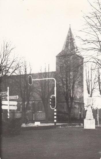 ZELHEM - Ned. Herv. Kerk en Monument, Verzamelen, Ansichtkaarten | Nederland, Verzenden