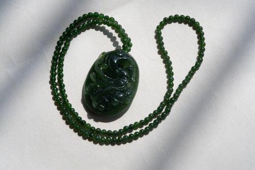 Jade Adembenemend mooi: de jadeïeten bloem- en vogelketting, Verzamelen, Mineralen en Fossielen