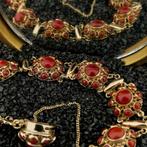 Gouden armband met bloedkoralen; Antiek | 19 cm (vintage), Gebruikt, Overige kleuren, Ophalen of Verzenden, Met edelsteen