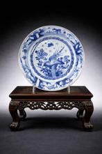 groot bord - fazant op een rots, de rand met figuren en een