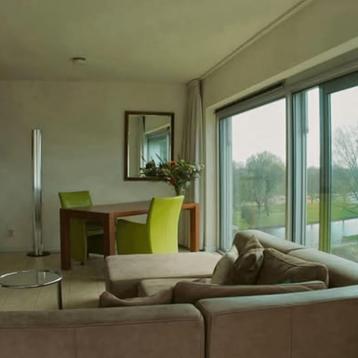 Gemeubileerde gestoffeerde studio met keukenblok en badkamer beschikbaar voor biedingen