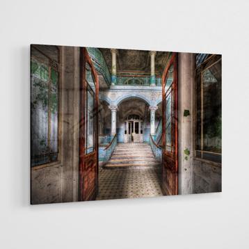 Glasschilderij – Verlaten hal – 120x80cm beschikbaar voor biedingen