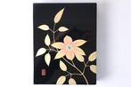 Lacquerware doos – Aizu-Nuri  met clematis ontwerp – goud