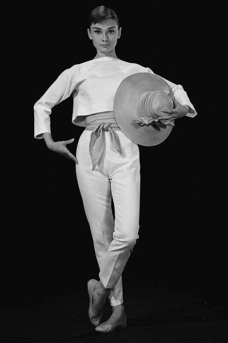 Audrey Hepburn - Standing with hat at Funny Face, (1957) -, Antiek en Kunst, Kunst | Tekeningen en Foto's