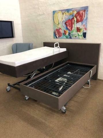 Hoog laag bed 2X seniorenbed ziekenhuisbed op voorraad beschikbaar voor biedingen