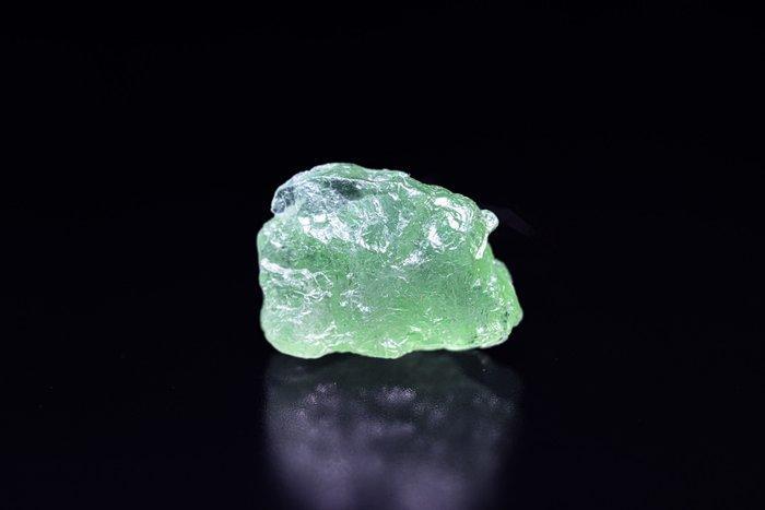 Zeer zeldzaam kristal van KORNERUPINE 3,26 karaat -, Verzamelen, Mineralen en Fossielen