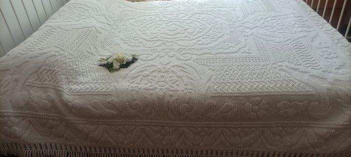 Indrukwekkend groot weefdeken, met een delicate reliëf in, Antiek en Kunst, Antiek | Kleden en Textiel