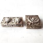 Decoratief ornament (2) - 2 Silver Boxes for pills, Antiek en Kunst