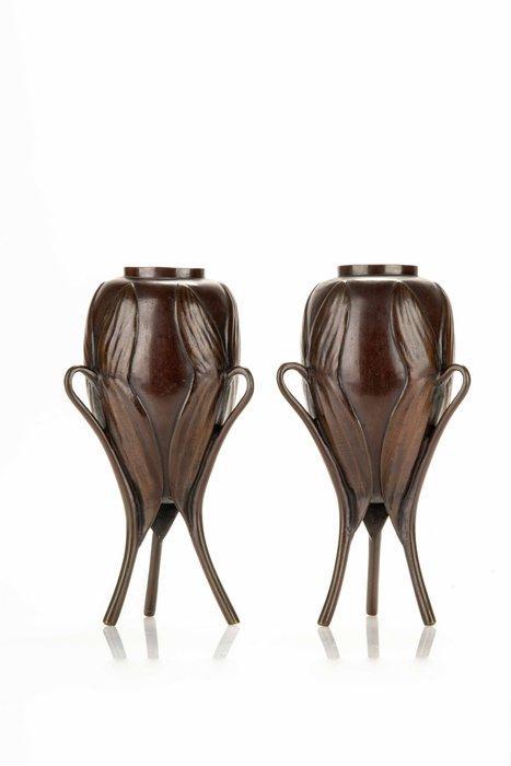 Vaas - Brons, Een elegant paar gepatineerde bronzen vazen, Antiek en Kunst, Antiek | Overige Antiek