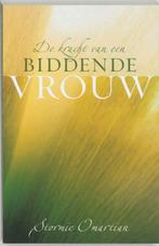 De kracht van een biddende vrouw 9789060679081, Verzenden, Zo goed als nieuw, Stormie Omartian