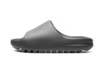 Adidas Yeezy Slide Dark Onyx - Maat 51 EU, Kleding | Heren, Schoenen, Ophalen of Verzenden, Nieuw, Yeezy
